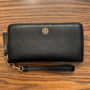 Tory Burch Black Continental Wallet. New without tags. “Robinson”.​​​​​​​​​​​
